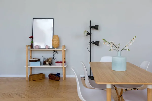 Skandinav Tarzında Stüdyo Dairesinin Tasarımı Açık Renkli Kocaman Bir Oda — Stok fotoğraf