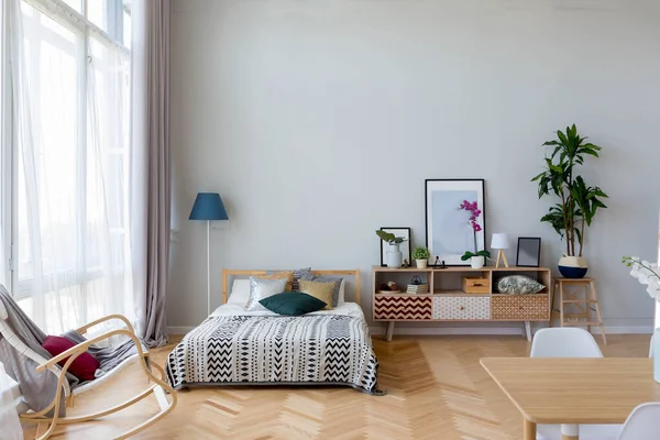 Design Interiores Apartamento Estúdio Estilo Escandinavo Espaçoso Quarto Enorme Cores — Fotografia de Stock