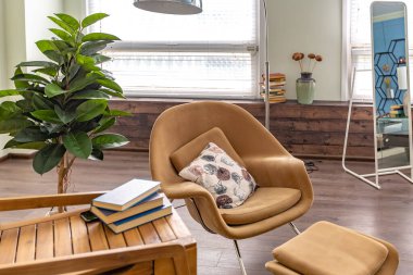 Mavi ve bej renkli, büyük pencereli ve gün ışığında minimalizm tarzında oturma alanı olan kişisel stüdyo ofisinin modern modaya uygun yaratıcı tasarımı