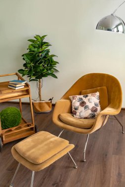 Mavi ve bej renkli, büyük pencereli ve gün ışığında minimalizm tarzında oturma alanı olan kişisel stüdyo ofisinin modern modaya uygun yaratıcı tasarımı