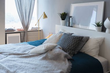 Geniş, açık bir İskandinav tarzı, oturma ve uyku alanları olan bir stüdyonun zarif yaratıcı modern modası.