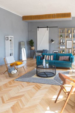 Geniş, açık bir İskandinav tarzı, oturma ve uyku alanları olan bir stüdyonun zarif yaratıcı modern modası.