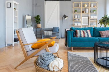 Geniş, açık bir İskandinav tarzı, oturma ve uyku alanları olan bir stüdyonun zarif yaratıcı modern modası.