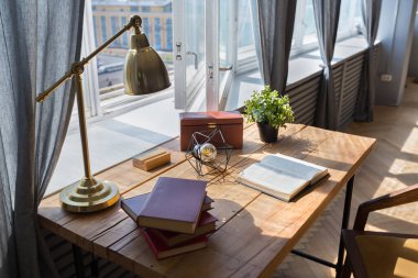 Geniş, açık bir İskandinav tarzı, oturma ve uyku alanları olan bir stüdyonun zarif yaratıcı modern modası.