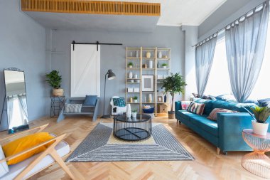 Geniş, açık bir İskandinav tarzı, oturma ve uyku alanları olan bir stüdyonun zarif yaratıcı modern modası.