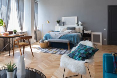 Geniş, açık bir İskandinav tarzı, oturma ve uyku alanları olan bir stüdyonun zarif yaratıcı modern modası.