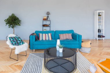 Geniş, açık bir İskandinav tarzı, oturma ve uyku alanları olan bir stüdyonun zarif yaratıcı modern modası.