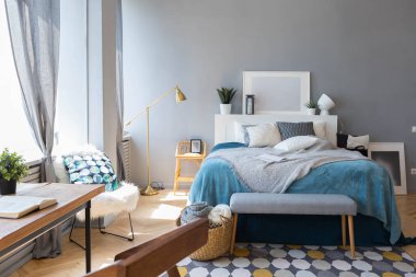 Geniş, açık bir İskandinav tarzı, oturma ve uyku alanları olan bir stüdyonun zarif yaratıcı modern modası.