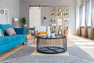 Geniş, açık bir İskandinav tarzı, oturma ve uyku alanları olan bir stüdyonun zarif yaratıcı modern modası.