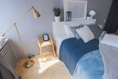 Geniş, açık bir İskandinav tarzı, oturma ve uyku alanları olan bir stüdyonun zarif yaratıcı modern modası.