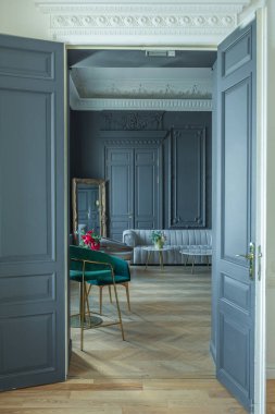 19. yüzyılın Rönesans tarzında modern lüks mobilyaları olan şık bir oda. Asil koyu renkli duvarlar alçı ve yaldızlı çerçevelerle süslenmiş, ahşap parke..