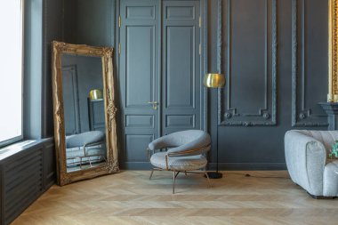 19. yüzyılın Rönesans tarzında modern lüks mobilyaları olan şık bir oda. Asil koyu renkli duvarlar alçı ve yaldızlı çerçevelerle süslenmiş, ahşap parke..