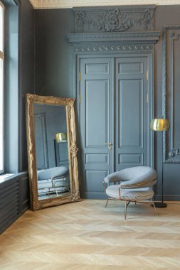 19. yüzyılın Rönesans tarzında modern lüks mobilyaları olan şık bir oda. Asil koyu renkli duvarlar alçı ve yaldızlı çerçevelerle süslenmiş, ahşap parke..