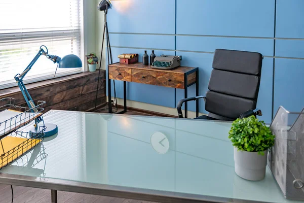 파란색의 미니멀리즘 스타일의 개인용 스튜디오 사무실의 현대적 창의적 — 스톡 사진