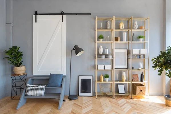 雅致的现代时尚内饰宽敞的开放计划斯堪的纳维亚风格工作室 设有座位和睡眠区 — 图库照片