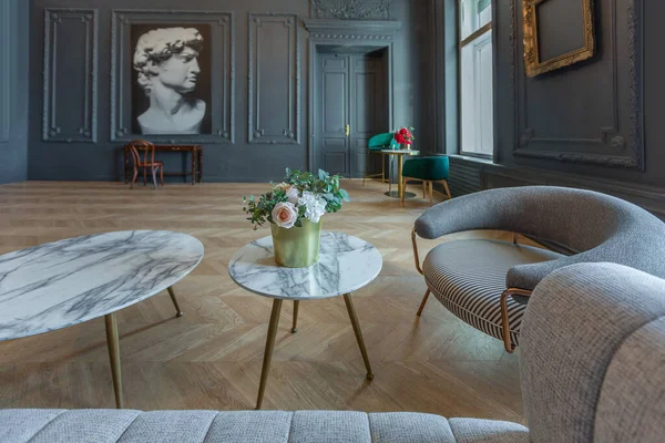 Eleganckie Wnętrze Pokoju Renesansowym Stylu Xix Wieku Nowoczesnymi Luksusowymi Meblami — Zdjęcie stockowe