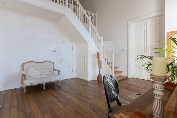 バルコニー付きのバリスタイルの装飾アイテムと2階建てのアパートの明るい部屋のモダンなインテリア 白い壁 木の床 ヴィンテージ家具 — ストック写真