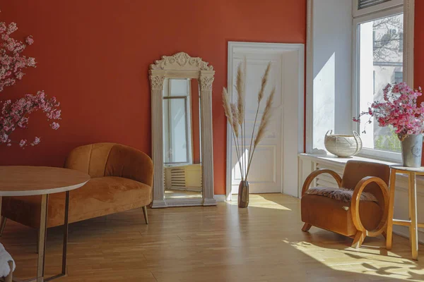 部屋の中に明るい赤壁 木の床と直射日光と19世紀スタイルのリビングルームのアンティークヴィンテージインテリア — ストック写真