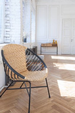 Ahşap elementleri ve beyaz duvarları olan geniş bir oturma odasının pahalı, hafif, lüks iç tasarımı. Orijinal ve alışılmadık dekoratif şeylerle dolu.