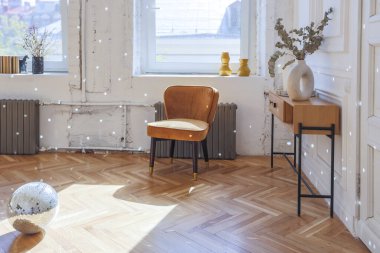 Ahşap elementleri ve beyaz duvarları olan geniş bir oturma odasının pahalı, hafif, lüks iç tasarımı. Orijinal ve alışılmadık dekoratif şeylerle dolu.