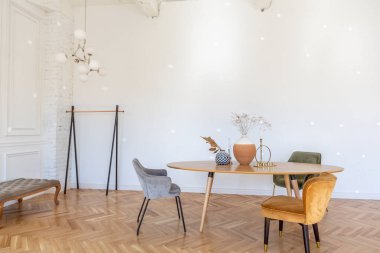 Ahşap elementleri ve beyaz duvarları olan geniş bir oturma odasının pahalı, hafif, lüks iç tasarımı. Orijinal ve alışılmadık dekoratif şeylerle dolu.