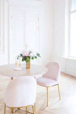 Eski bir malikanede, beyaz duvarlarda alçı kaplama ve altın elementli kadife mobilyalarla süslenmiş yüksek tavanlı, eski bir 19. yüzyıl tarzında şık, ferah, parlak bir daire.