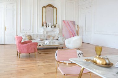 Büyük oturma odasının çok hafif barok tarzı bir iç mekanı. Beyaz duvarlar harika bir sıva ile süslenmiş. Altın elementli şık mobilyalı kraliyet tarzı bir daire.