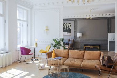 Modern mobilyaları olan eski bir 19. yüzyıl tarihi evinde lüks bir apartman dairesi. yüksek tavan ve duvarlar alçıyla süslenmiş.