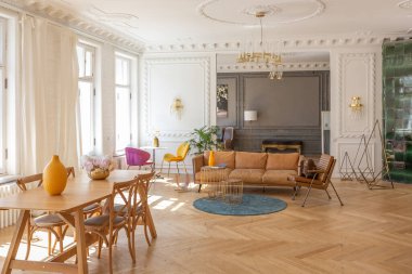 Modern mobilyaları olan eski bir 19. yüzyıl tarihi evinde lüks bir apartman dairesi. yüksek tavan ve duvarlar alçıyla süslenmiş.