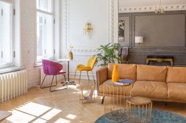 Modern mobilyaları olan eski bir 19. yüzyıl tarihi evinde lüks bir apartman dairesi. yüksek tavan ve duvarlar alçıyla süslenmiş.