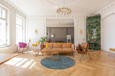 Modern mobilyaları olan eski bir 19. yüzyıl tarihi evinde lüks bir apartman dairesi. yüksek tavan ve duvarlar alçıyla süslenmiş.