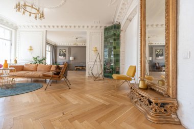 Modern mobilyaları olan eski bir 19. yüzyıl tarihi evinde lüks bir apartman dairesi. yüksek tavan ve duvarlar alçıyla süslenmiş.