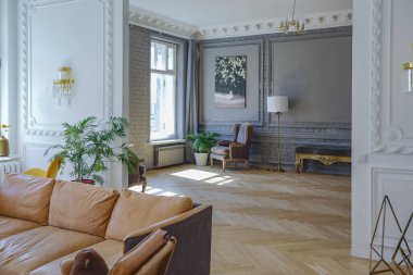 Modern mobilyaları olan eski bir 19. yüzyıl tarihi evinde lüks bir apartman dairesi. yüksek tavan ve duvarlar alçıyla süslenmiş.
