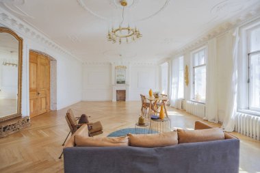 Modern mobilyaları olan eski bir 19. yüzyıl tarihi evinde lüks bir apartman dairesi. yüksek tavan ve duvarlar alçıyla süslenmiş.