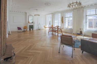 Modern mobilyaları olan eski bir 19. yüzyıl tarihi evinde lüks bir apartman dairesi. yüksek tavan ve duvarlar alçıyla süslenmiş.