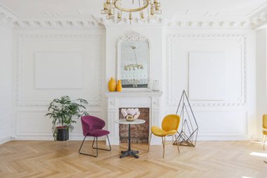 Modern mobilyaları olan eski bir 19. yüzyıl tarihi evinde lüks bir apartman dairesi. yüksek tavan ve duvarlar alçıyla süslenmiş.