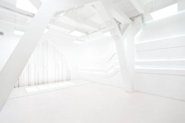 Soyut fütüristik boş oda içi beyazla aydınlatılmış ve uzay gemisi stiliyle aydınlatılmış. Duvarlarda geometrik dekorasyon.