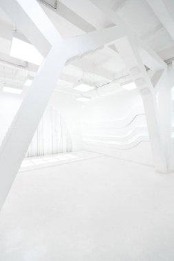 Soyut fütüristik boş oda içi beyazla aydınlatılmış ve uzay gemisi stiliyle aydınlatılmış. Duvarlarda geometrik dekorasyon.