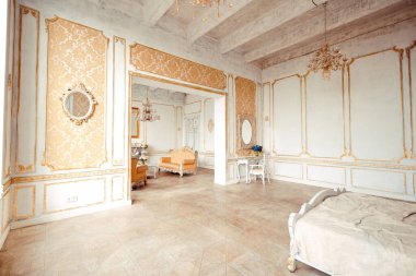 Barok tarzı duvarlarında altın süslemeler ve altın boyalı lüks mobilyalarla çok zengin bir daire..