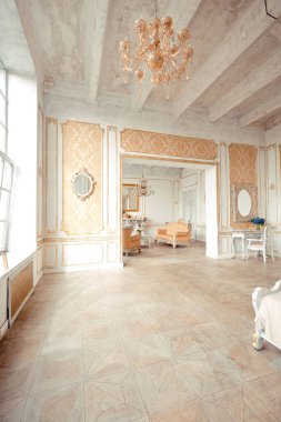 Barok tarzı duvarlarında altın süslemeler ve altın boyalı lüks mobilyalarla çok zengin bir daire..
