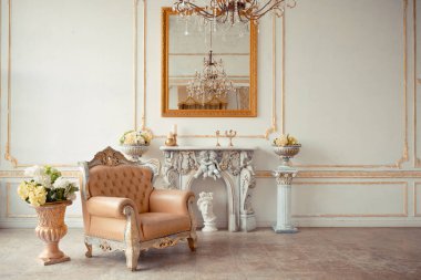 Barok tarzı duvarlarında altın süslemeler ve altın boyalı lüks mobilyalarla çok zengin bir daire..