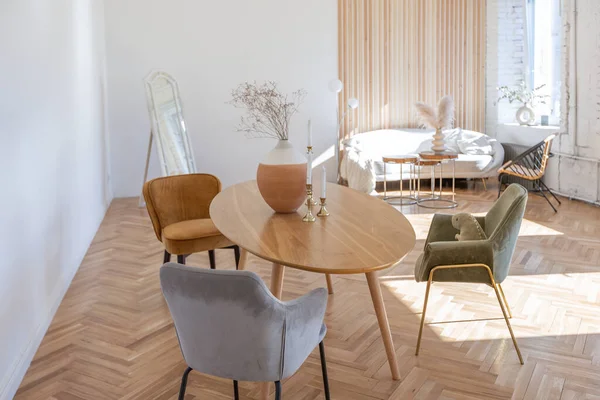 Nákladný Moderní Světlý Luxusní Interiér Prostorného Obývacího Pokoje Dřevěnými Prvky — Stock fotografie