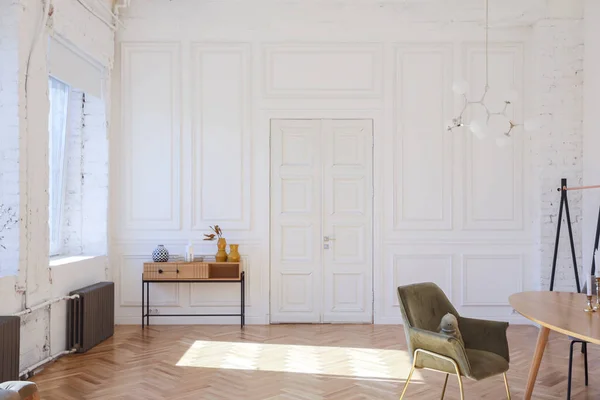 Teure Moderne Und Luxuriöse Inneneinrichtung Eines Geräumigen Wohnzimmers Mit Holzelementen — Stockfoto