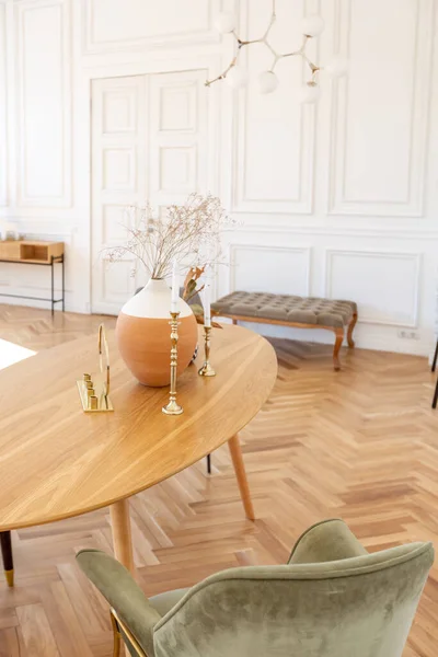 Nákladný Moderní Světlý Luxusní Interiér Prostorného Obývacího Pokoje Dřevěnými Prvky — Stock fotografie