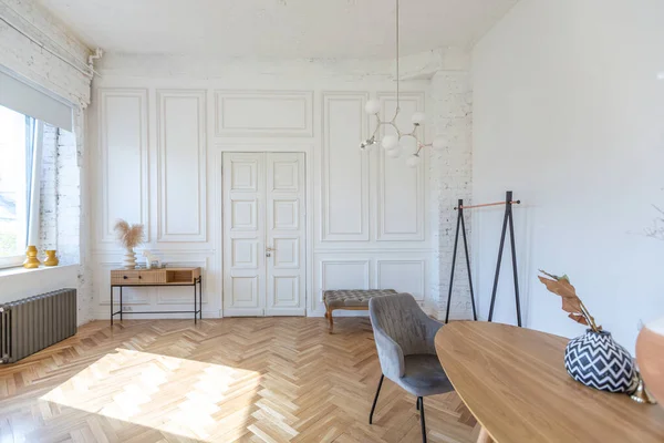 Ahşap Elementleri Beyaz Duvarları Olan Geniş Bir Oturma Odasının Pahalı — Stok fotoğraf