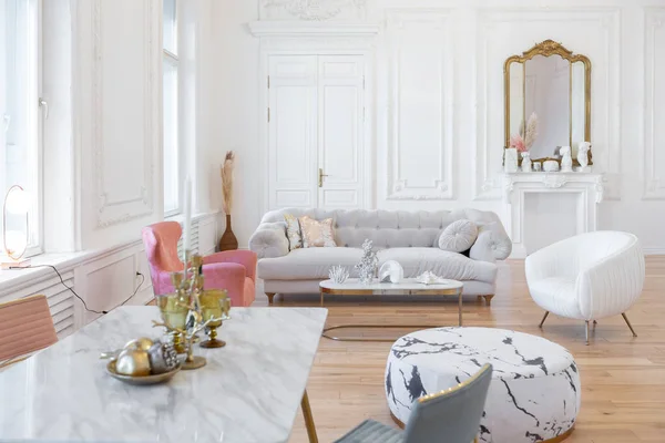 Sehr Helles Luxuriöses Interieur Barockstil Großen Wohnzimmer Weiße Wände Mit — Stockfoto