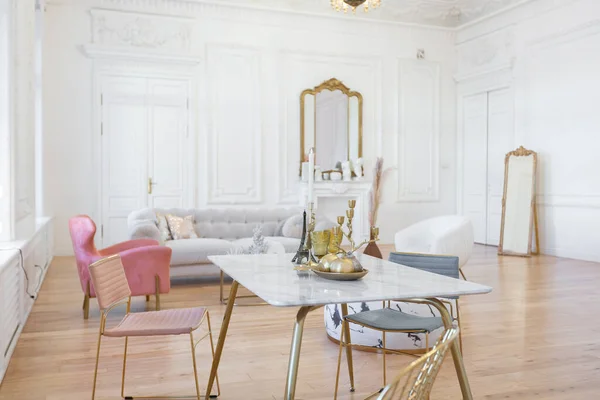 Büyük Oturma Odasının Çok Hafif Barok Tarzı Bir Mekanı Beyaz — Stok fotoğraf
