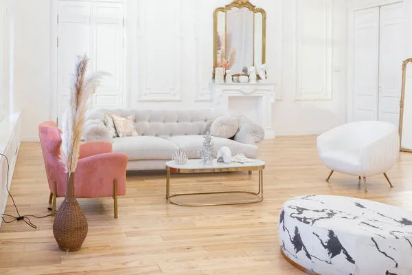 Nagyon Könnyű Barokk Stílusú Luxus Belső Nagy Nappali Fehér Falak — Stock Fotó