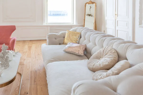 非常轻的巴洛克风格的豪华室内大客厅 白色的墙壁装饰着令人敬畏的粉刷 带有金质元素的时髦家具的皇家式公寓 — 图库照片
