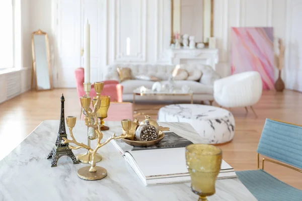 가벼운 바로크 스타일의 스러운 내부입니다 장식된 금으로 가구가 왕실식 아파트 — 스톡 사진